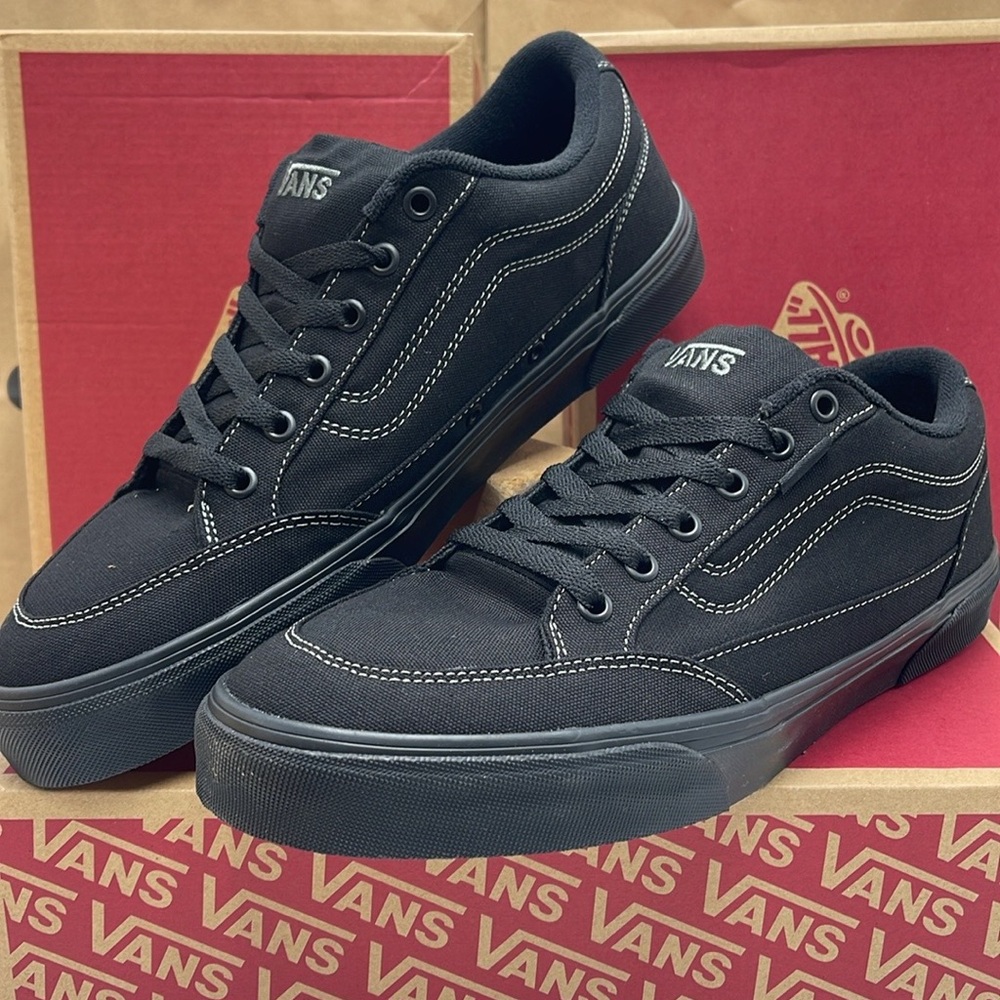 Vans Women’s Bearcat (Canvas) Black/Black
VN000DT2186
Sneakers